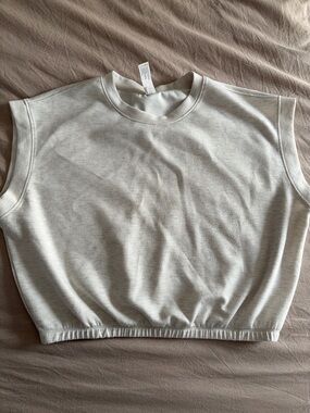 Yogalicious Sleeveless Cropped Sweatshirt in Cream